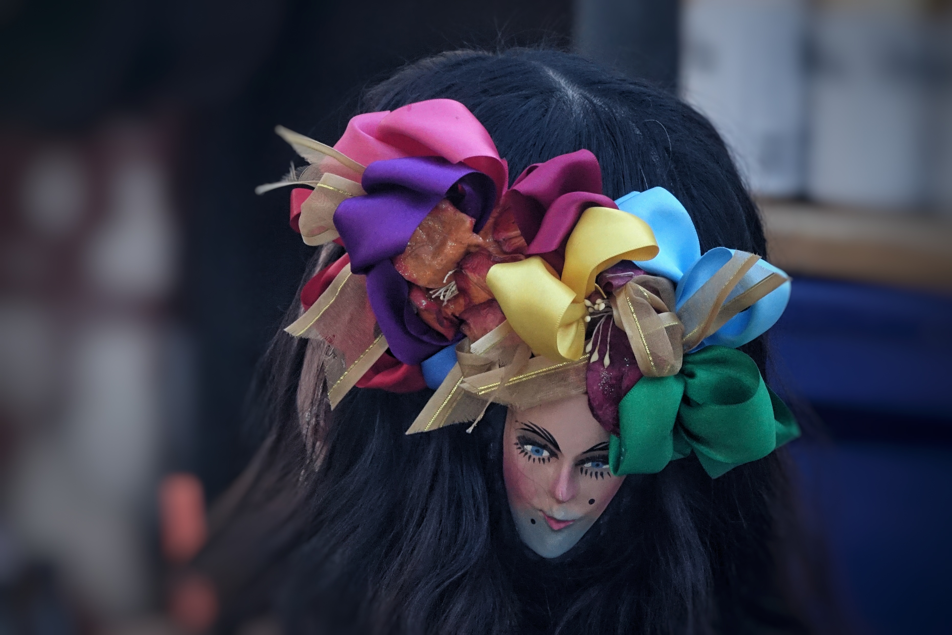 Jeune femme masquée pendant la fête